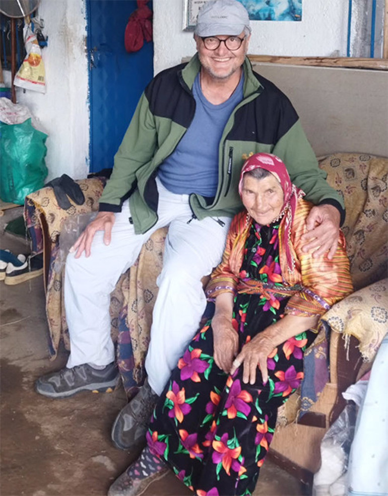 Bir düğün, bir bayram derken köyünden bir türlü kopamadı... Ünlü oldu ama geldiği yeri hiç unutmadı