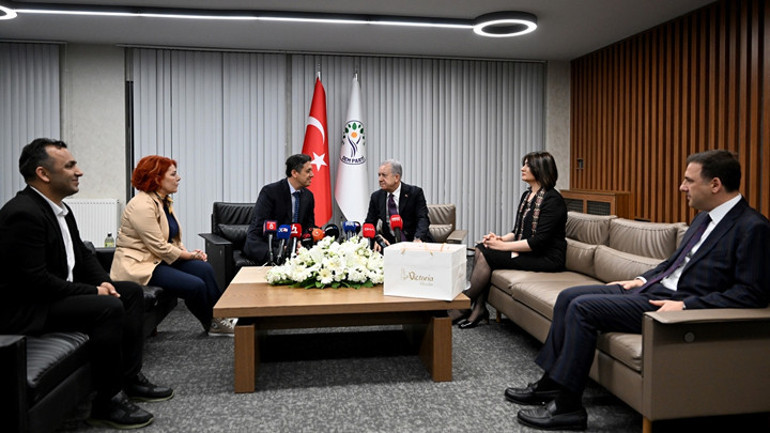 Siyasi partiler arasında bayramlaşma ziyareti... MHP ve DEM Partiden Terörsüz Türkiye mesajları