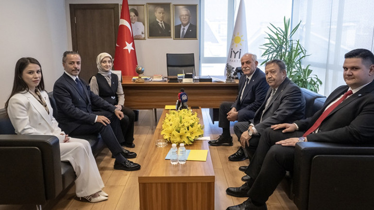 Siyasi partiler arasında bayramlaşma ziyareti... MHP ve DEM Partiden Terörsüz Türkiye mesajları