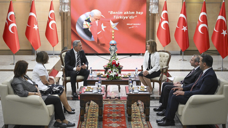 Siyasi partiler arasında bayramlaşma ziyareti... MHP ve DEM Partiden Terörsüz Türkiye mesajları
