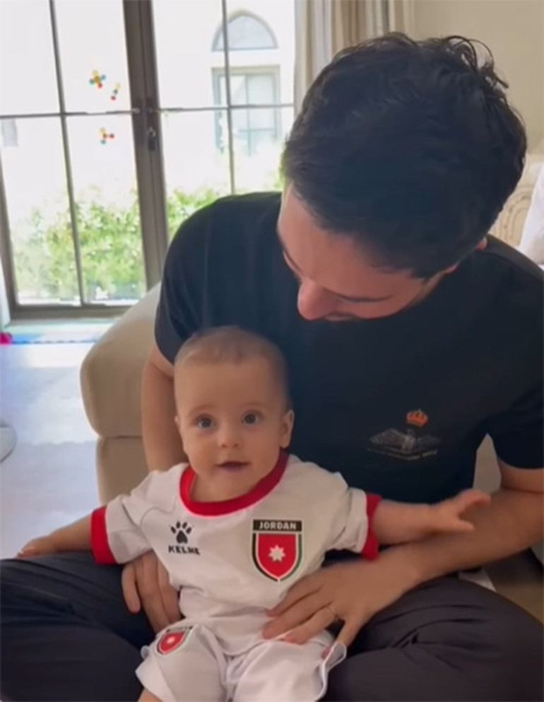 Ünlü çiftin ilk torunu nasıl da büyüdü... Hani neredeymiş babasının biricik gülü... Doğum gününe sadece haftalar kaldı