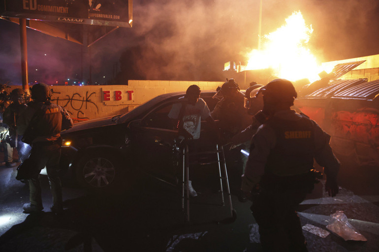 Trump nadiren kullanılan federal yetkilerini devreye soktu 2 bin muhafız göreve çağrıldı