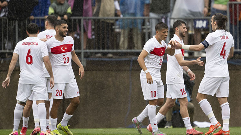 İlk milli maçına çıkan Berke Özer ve Mustafa Eskihellaçın mutluluğu