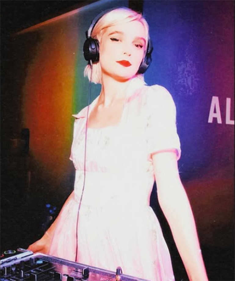 Yıldız oyuncuya şok taciz suçlaması... Kafelerde genç kızların peşine takılıp evinin havuzunda çıplak yüzdürmüş