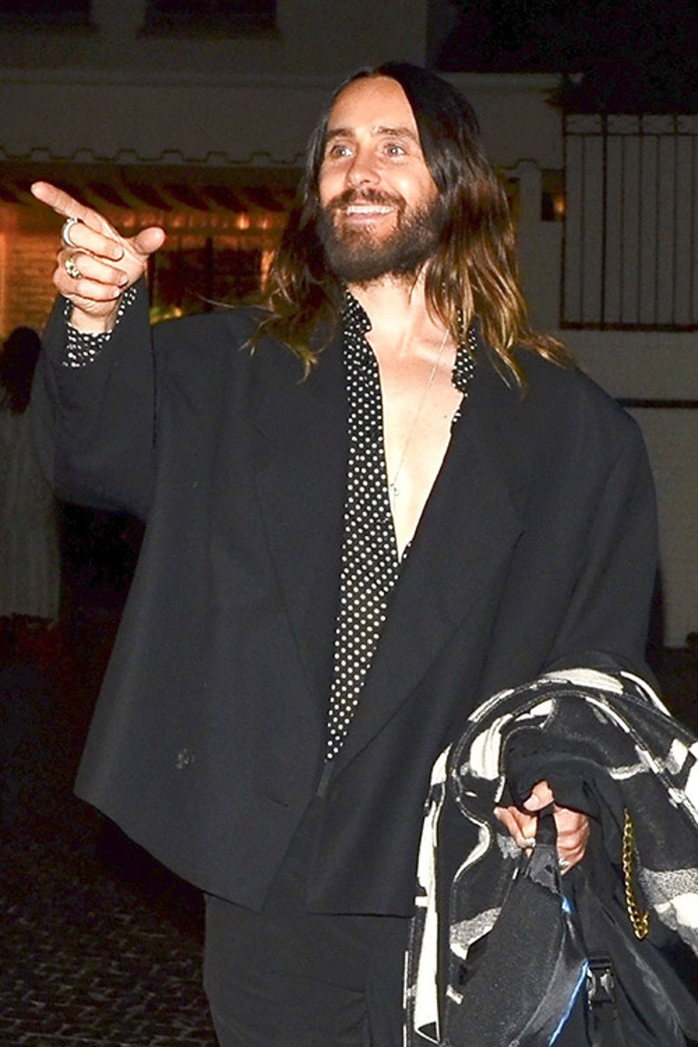 Yıldız oyuncuya şok taciz suçlaması... Kafelerde genç kızların peşine takılıp evinin havuzunda çıplak yüzdürmüş