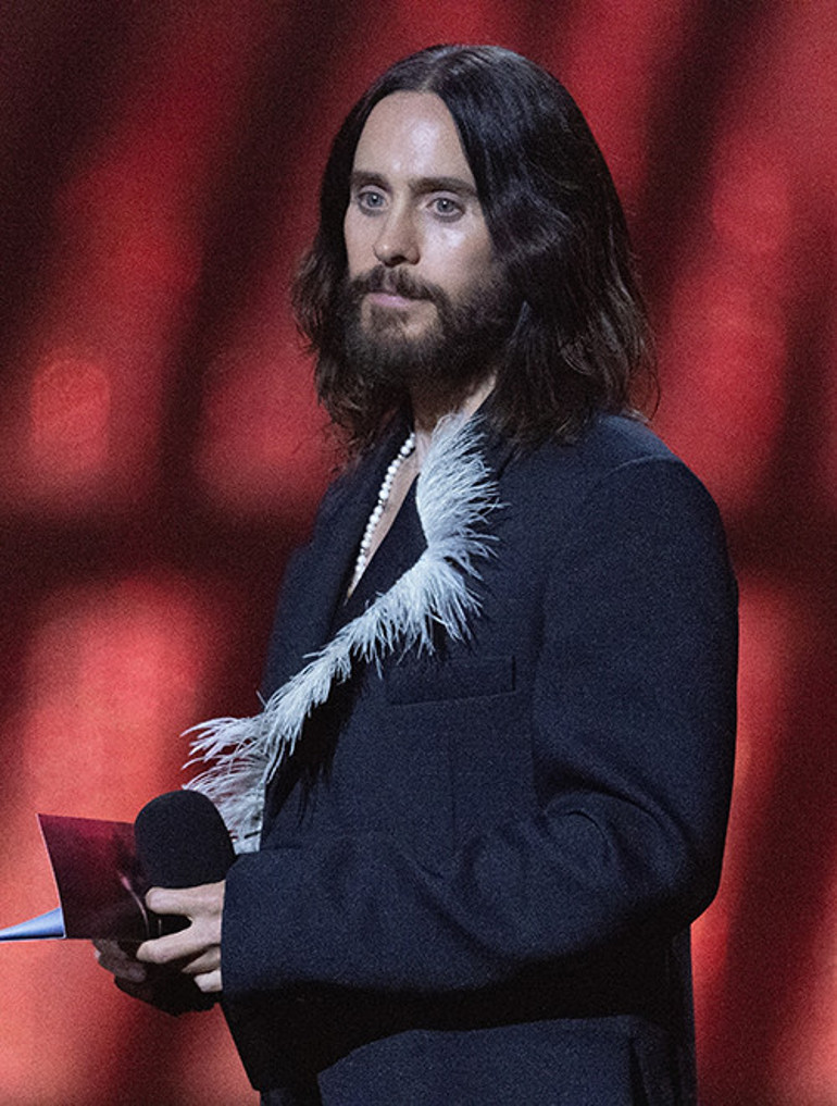 Yıldız oyuncuya şok taciz suçlaması... Kafelerde genç kızların peşine takılıp evinin havuzunda çıplak yüzdürmüş