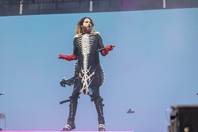 Yıldız oyuncuya şok taciz suçlaması... Kafelerde genç kızların peşine takılıp evinin havuzunda çıplak yüzdürmüş