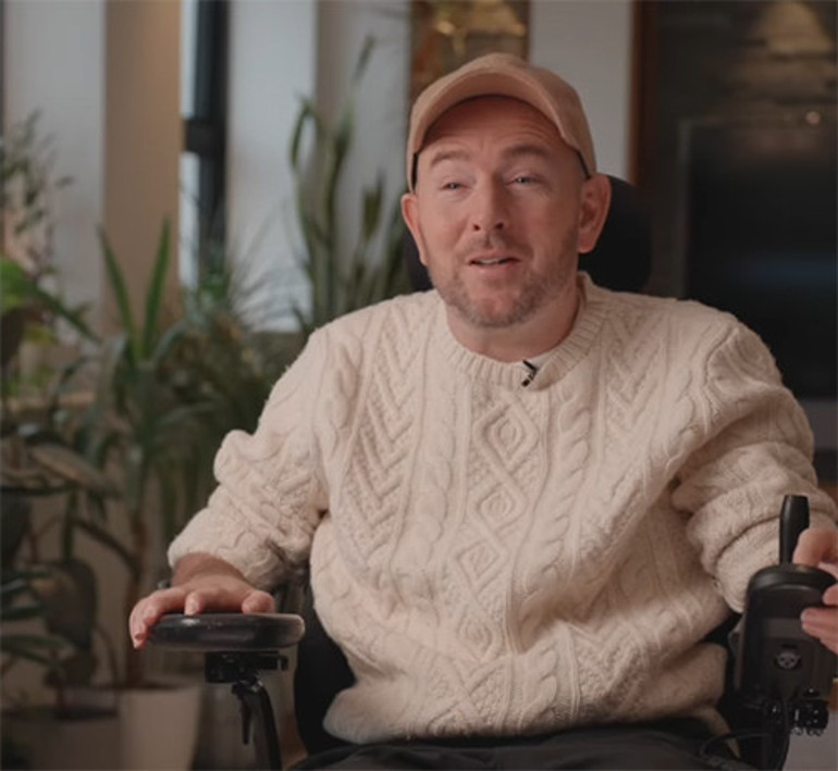 Hayallerindeki film, hayatının kabusu oldu.. Yere düştüm ve tam o anda boyun kemiğimin kırılma sesini duydum... Set kazası felçli bıraktı