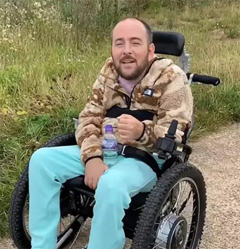 Hayallerindeki film, hayatının kabusu oldu.. Yere düştüm ve tam o anda boyun kemiğimin kırılma sesini duydum... Set kazası felçli bıraktı