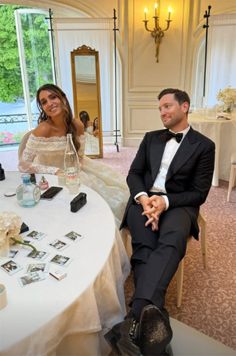 Gözyaşları içinde nişanlanmıştı... İki yıl sonra mutlu sona ulaştılar...Damat kollarında uçurdu