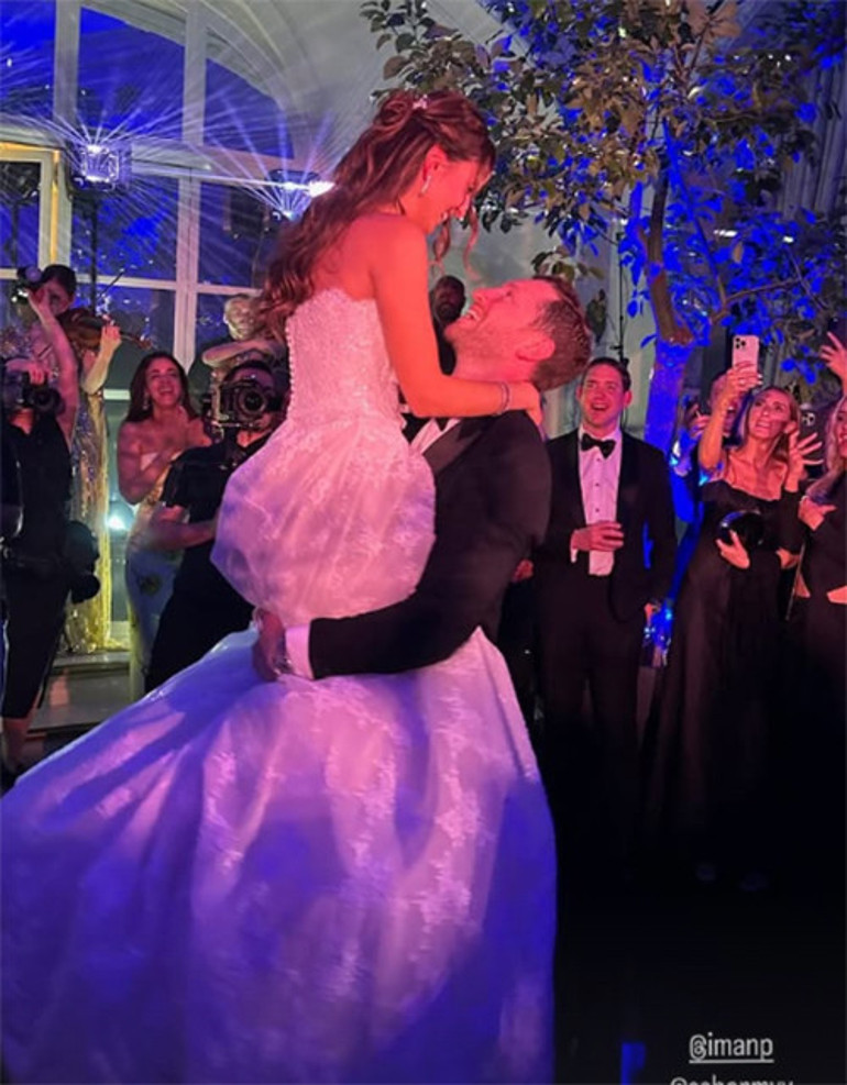 Gözyaşları içinde nişanlanmıştı... İki yıl sonra mutlu sona ulaştılar...Damat kollarında uçurdu