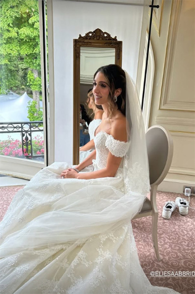 Gözyaşları içinde nişanlanmıştı... İki yıl sonra mutlu sona ulaştılar...Damat kollarında uçurdu