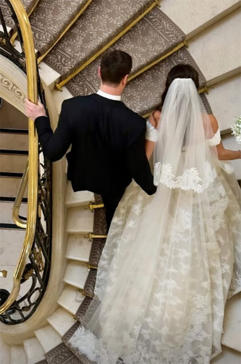 Gözyaşları içinde nişanlanmıştı... İki yıl sonra mutlu sona ulaştılar...Damat kollarında uçurdu