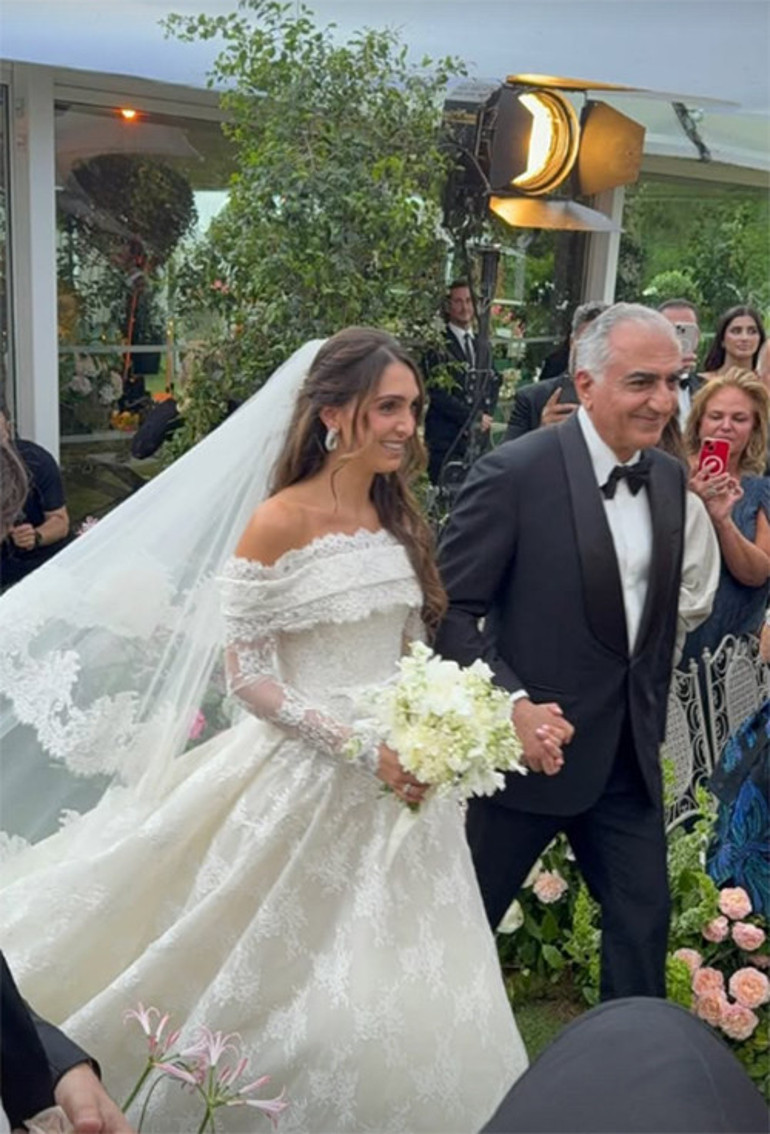 Gözyaşları içinde nişanlanmıştı... İki yıl sonra mutlu sona ulaştılar...Damat kollarında uçurdu