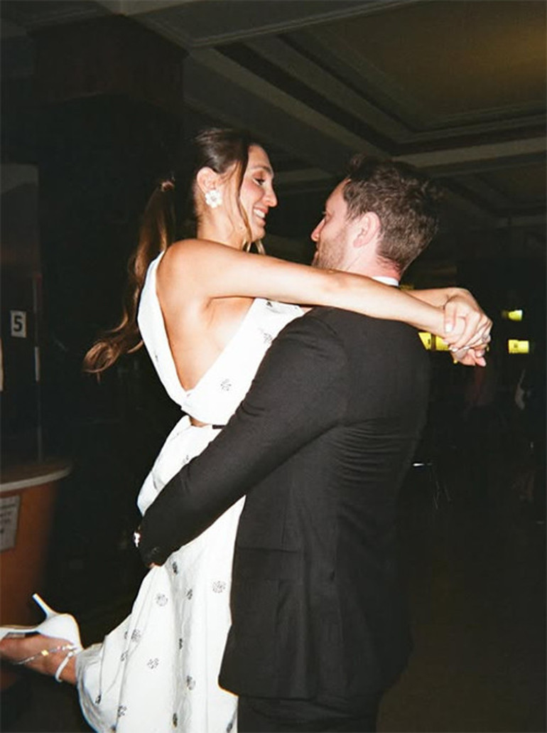 Gözyaşları içinde nişanlanmıştı... İki yıl sonra mutlu sona ulaştılar...Damat kollarında uçurdu