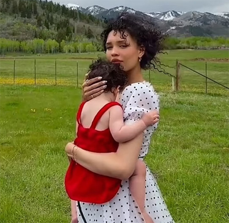 Daha 23 yaşında dördüncü bebeğine hamile... Kocam altıya tamamlamak istiyor