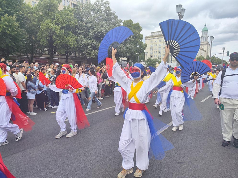 Berlin Kültürler Karnavalı’nda renkli görüntüler