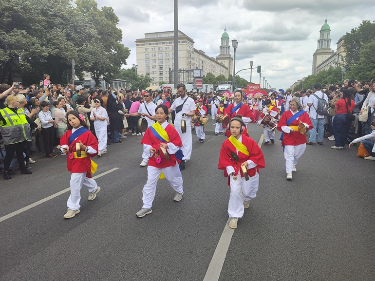 Berlin Kültürler Karnavalı’nda renkli görüntüler