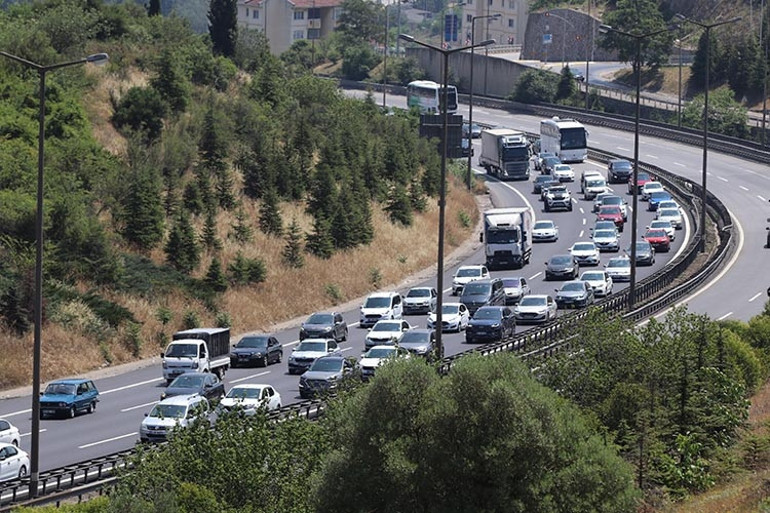 Tatilciler yola çıktı Dönüş yoğunluğu başladı 15 binden fazla araç şehri terk etti