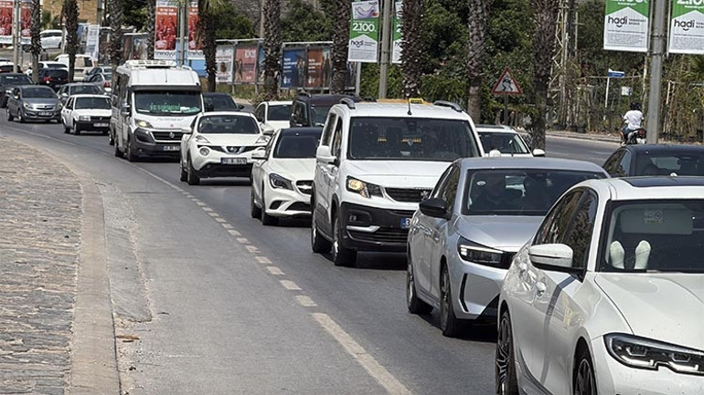 Tatilciler yola çıktı Dönüş yoğunluğu başladı 15 binden fazla araç şehri terk etti