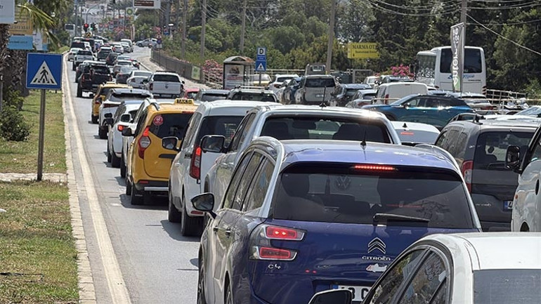 Tatilciler yola çıktı Dönüş yoğunluğu başladı 15 binden fazla araç şehri terk etti
