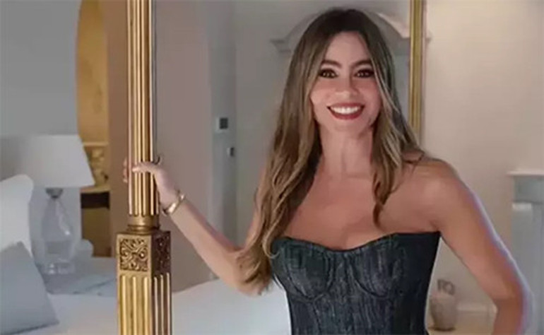 Kocasından boşandı, sevgilisinden ayrıldı... Davalık bile olduğu lüks evin sefasını bir başına sürüyor