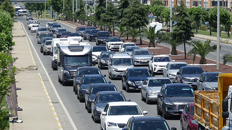 Tatilciler yola çıktı Dönüş yoğunluğu başladı 15 binden fazla araç şehri terk etti