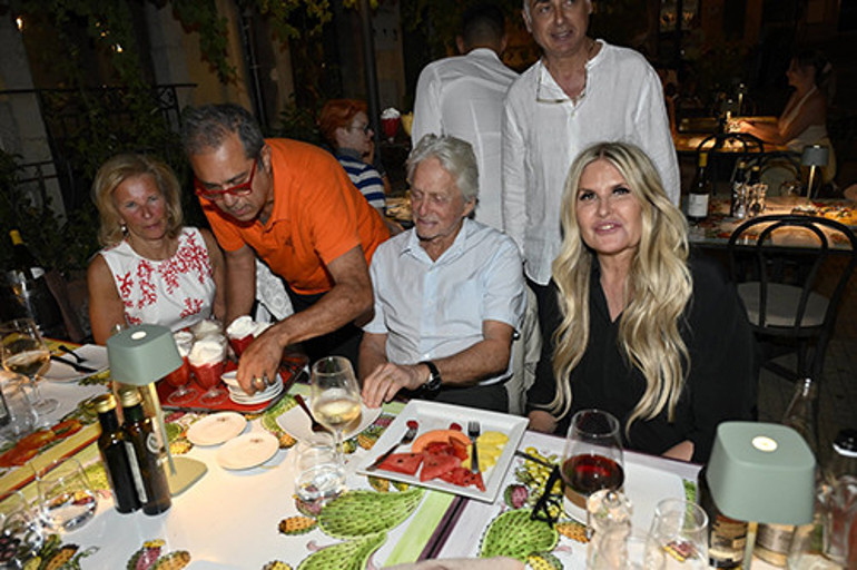 25 yıllık evli çift ayrı hayatlar yaşıyor... Yine yanında karısı yok... Başkalarıyla yiyip içiyor