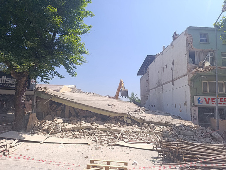 Edirnede 2 katlı bina yıkım sırasında çöktü