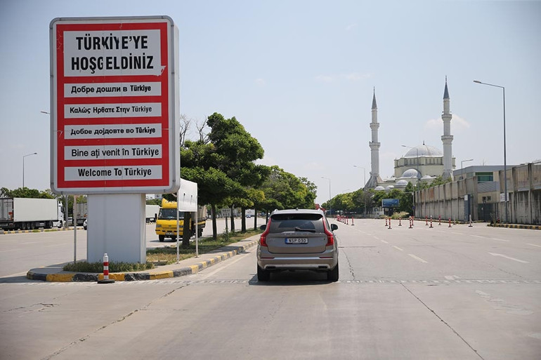 Vatan bir başka güzel... Havasını, suyunu, toprağını her şeyini özlüyoruz...