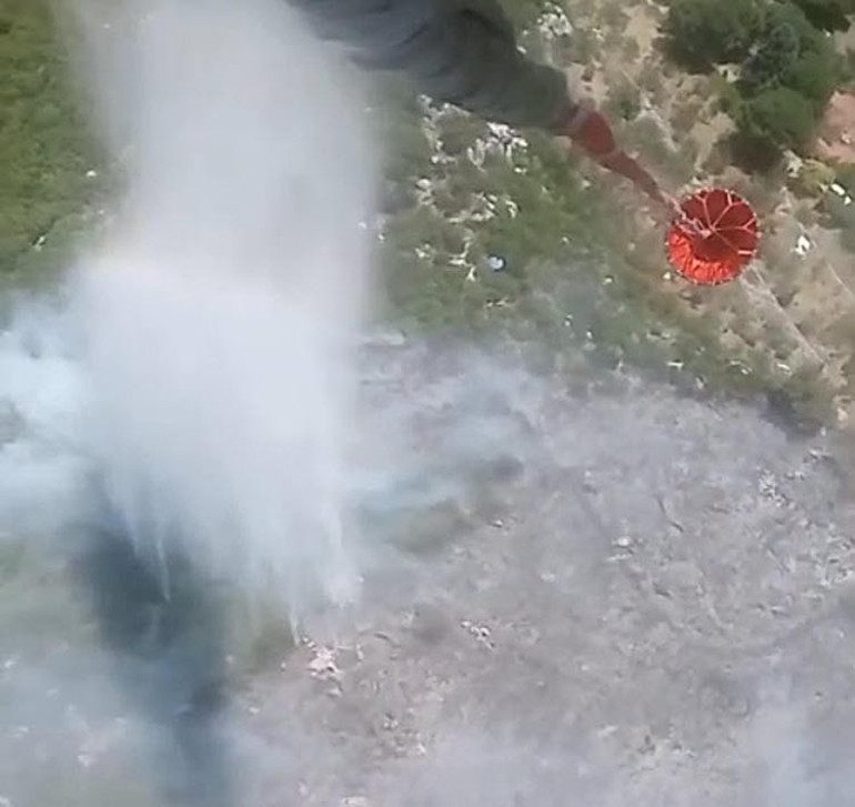 İzmirde orman yangını Ekipler müdahale ediyor