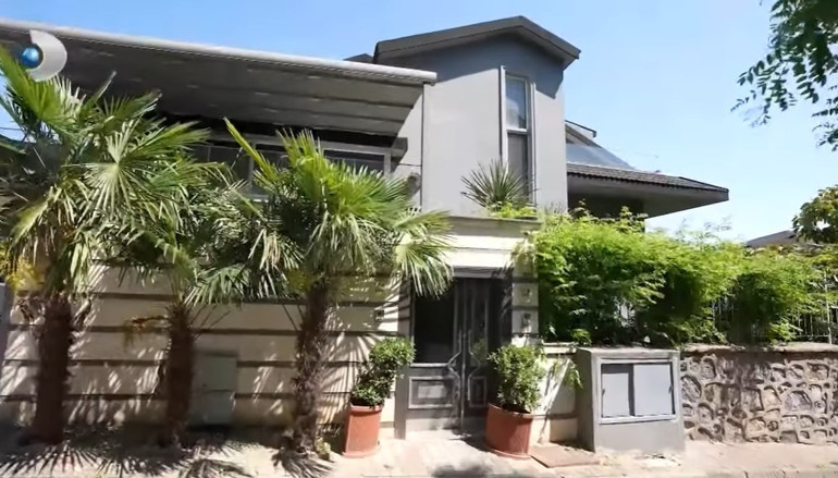 Göz alıcı havuz, yeşillikler içinde ev Ünlü türkücü eşi ve oğluyla 2 katlı bu villada yaşıyor