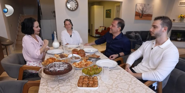 Göz alıcı havuz, yeşillikler içinde ev Ünlü türkücü eşi ve oğluyla 2 katlı bu villada yaşıyor
