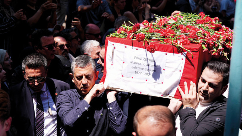 Zeyrek’i her kesimden on binler uğurladı: Elveda herkesin Ferdi başkanı
