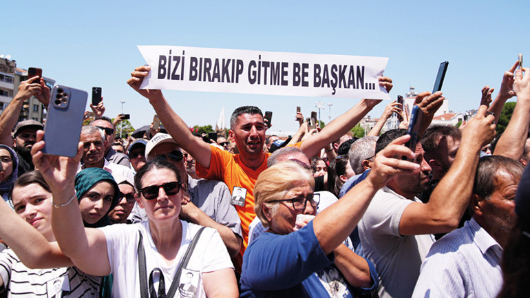 Zeyrek’i her kesimden on binler uğurladı: Elveda herkesin Ferdi başkanı