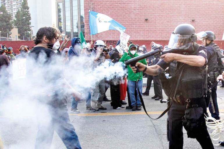 Trump Los Angeles’ta frene basmıyor... Tüküreni vurun valiyi tutuklayın
