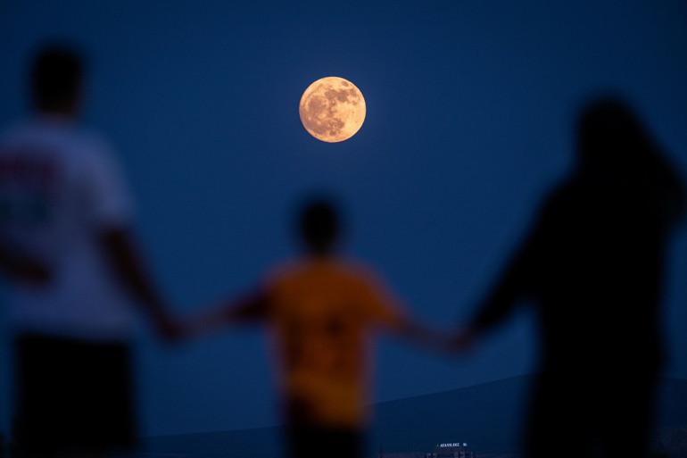 18 yıl sonra ilk Çilek Dolunayı böyle görüntülendi... Türkiyeden hayran bırakan manzaralar
