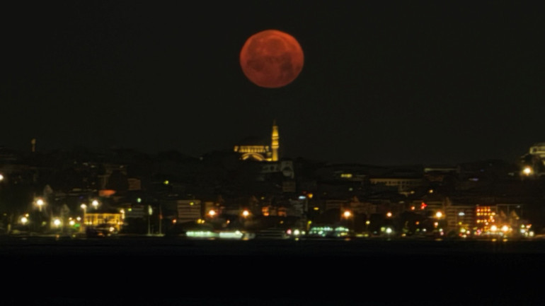 18 yıl sonra ilk Çilek Dolunayı böyle görüntülendi... Türkiyeden hayran bırakan manzaralar