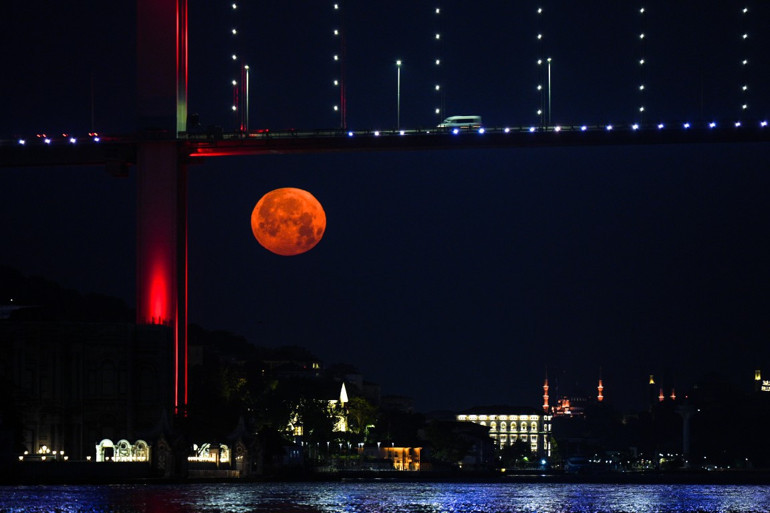 18 yıl sonra ilk Çilek Dolunayı böyle görüntülendi... Türkiyeden hayran bırakan manzaralar