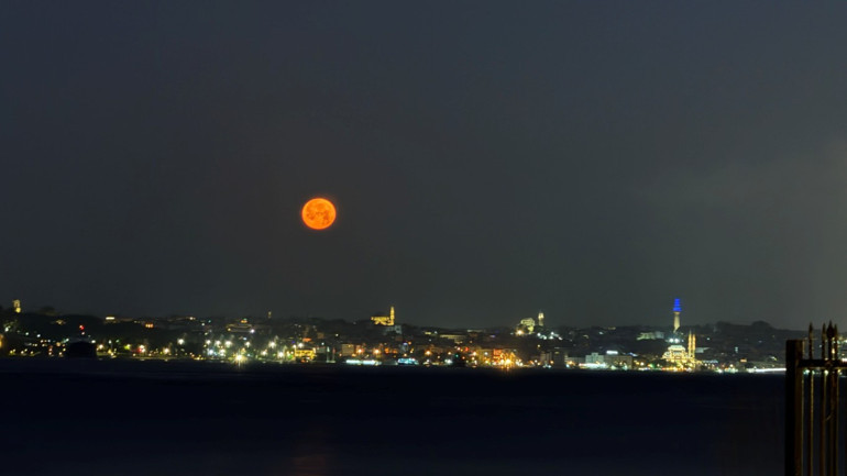 18 yıl sonra ilk Çilek Dolunayı böyle görüntülendi... Türkiyeden hayran bırakan manzaralar