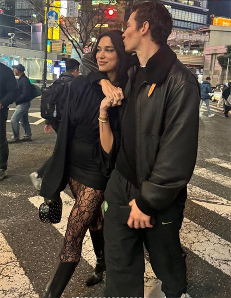 Birbirlerinden çabuk bıkar bunlar diyenler çok yanıldı… Ne elleri ayrıldı ne dudakları... İşte bunun adı aşk