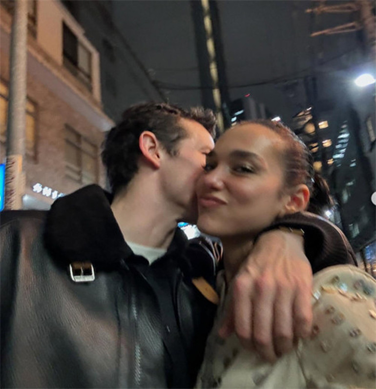 Birbirlerinden çabuk bıkar bunlar diyenler çok yanıldı… Ne elleri ayrıldı ne dudakları... İşte bunun adı aşk