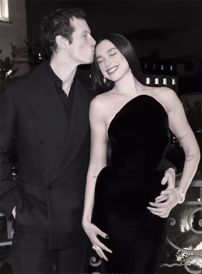 Birbirlerinden çabuk bıkar bunlar diyenler çok yanıldı… Ne elleri ayrıldı ne dudakları... İşte bunun adı aşk