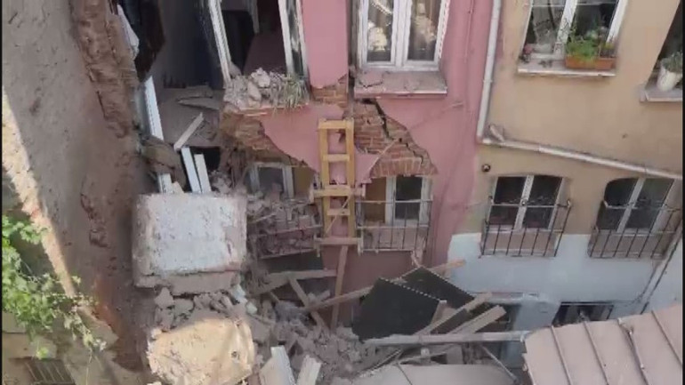 Fatihte korku dolu anlar: 3 katlı binanın balkonu çöktü
