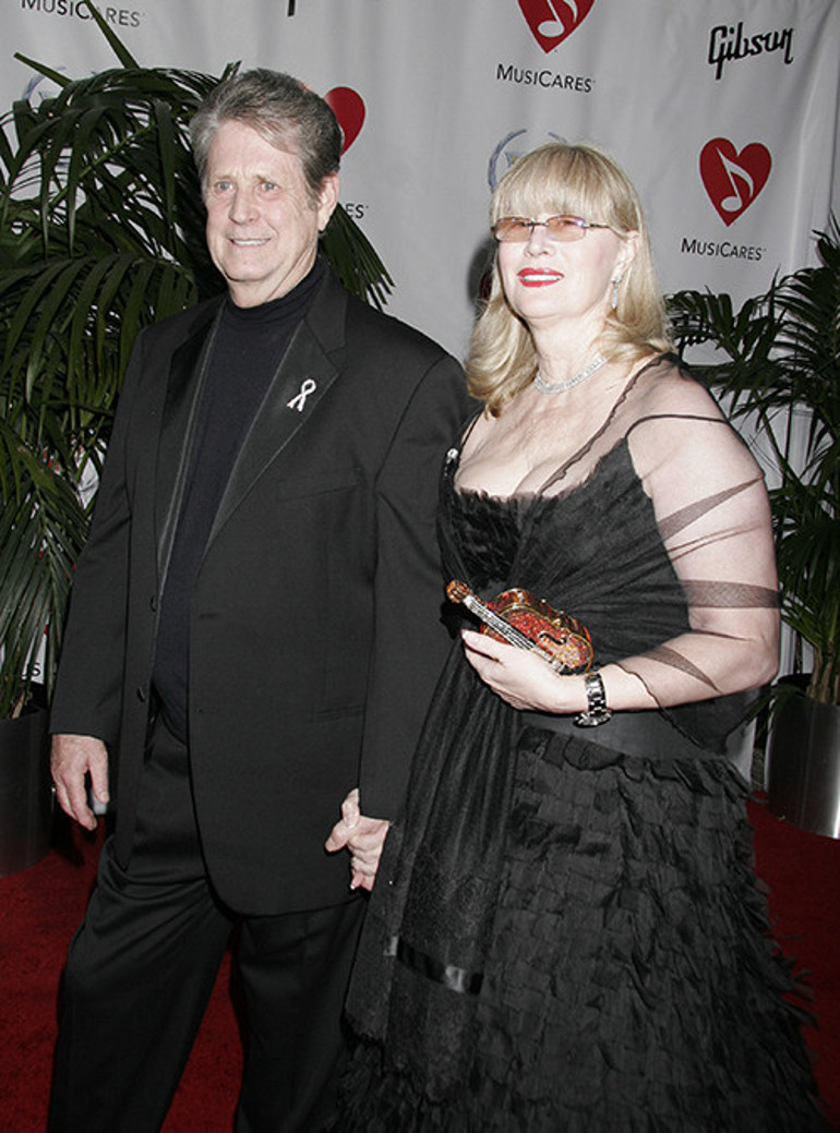 Demansla boğuşan ünlü şarkıcı vefat etti... Karısı ona bebek gibi bakmıştı... Geçen yıl onu kaybedince vesayet altına alındı