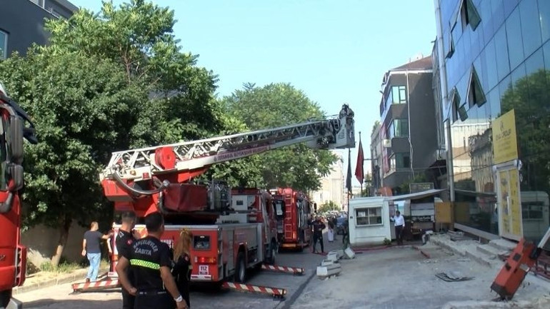 İstanbulda 4 katlı binada korkutan yangın
