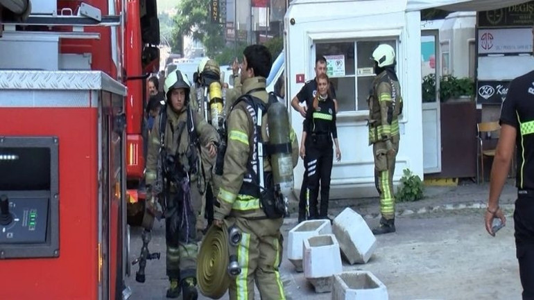 İstanbulda 4 katlı binada korkutan yangın