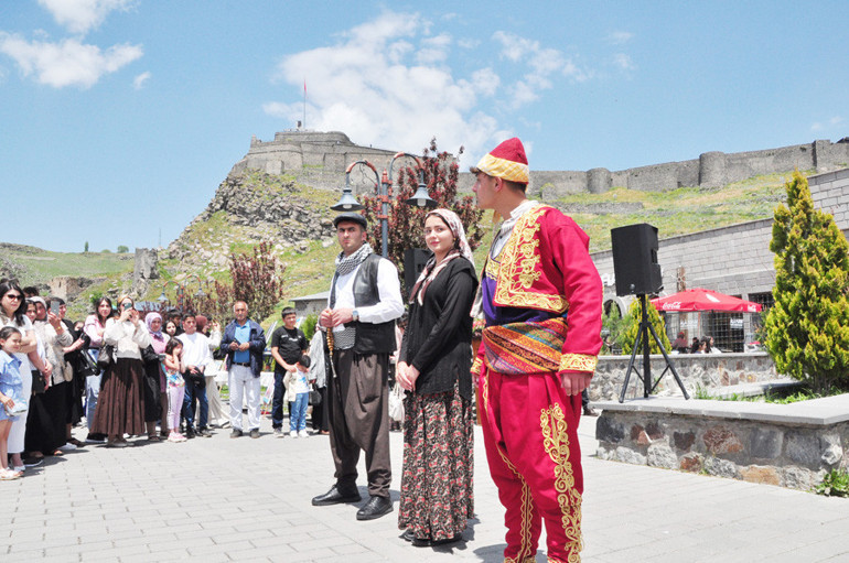 Liseliler roman karakterlerini canlandırdı
