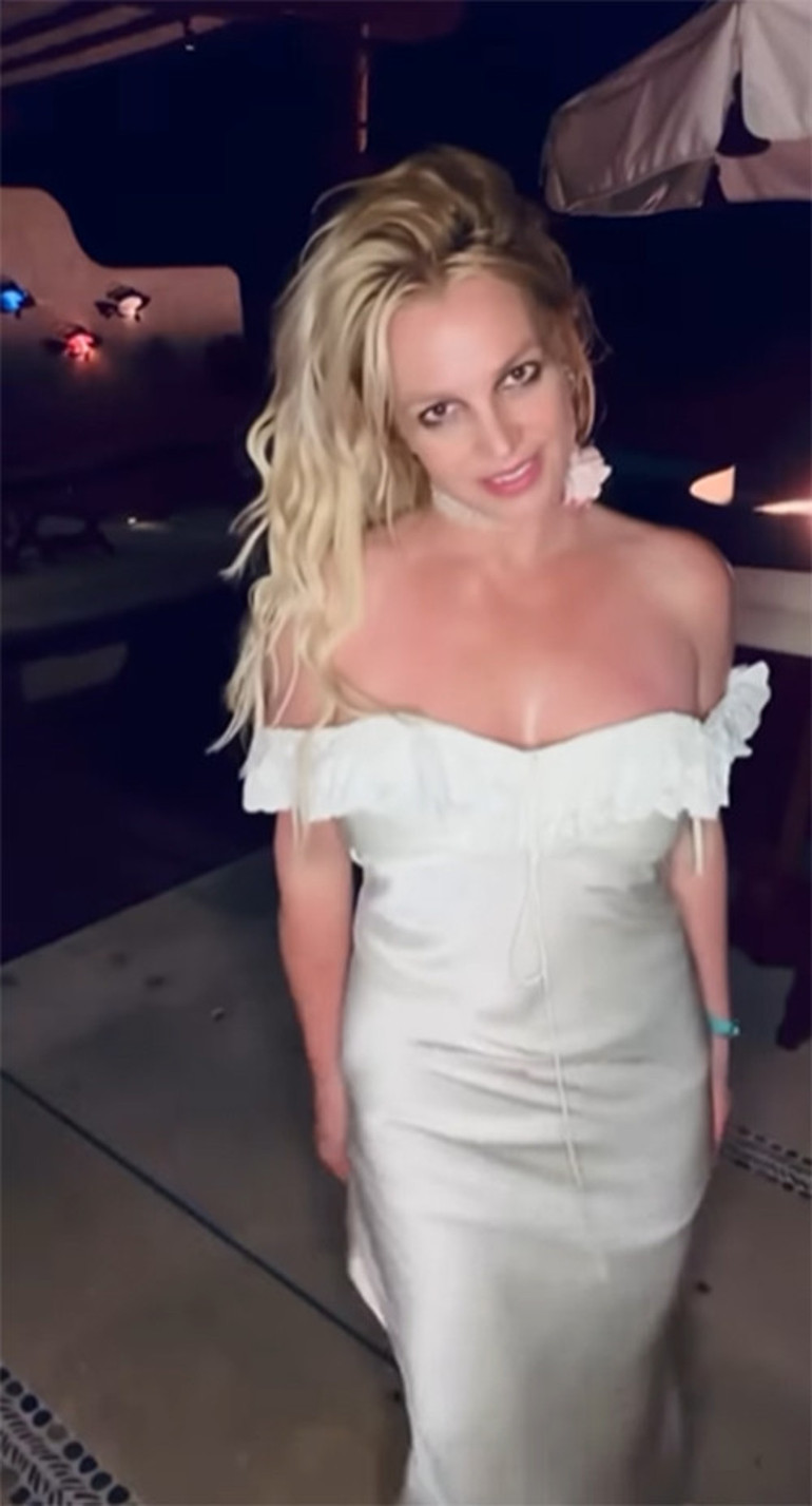 Eski sevgililerine ateş püskürdü: Köpeklerini onlardan daha çok sevdim... Çok zalim adamlardı, bir gün bile elimi tutmadılar