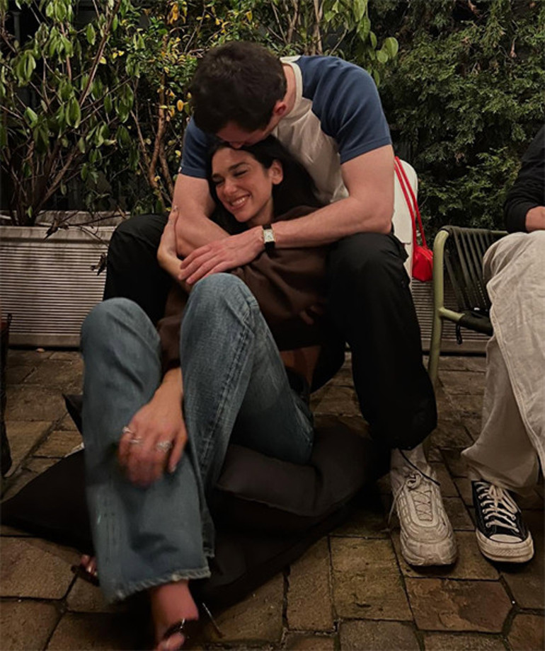 Ünlü şarkıcı aylardır süren söylentilere son noktayı koydu: Evet nişanlandık... Birlikte yaşlanacağız